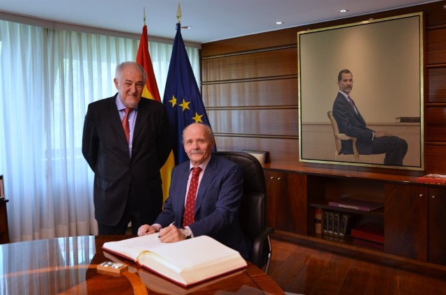 El Presidente del TC recibe la visita de cortesía del Presidente de la Sala Quinta del Tribunal Supremo